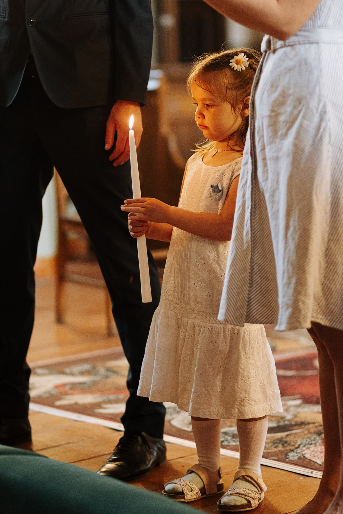 Bērna kristības ceremonija baznīcā