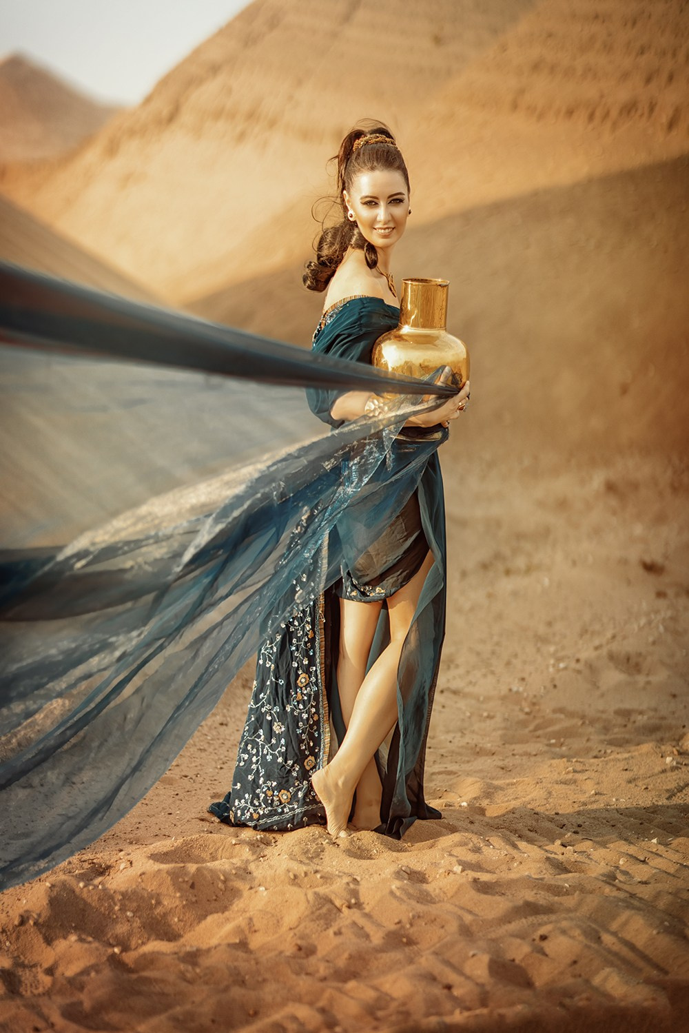 Арт фотосессия женщины в пустыне с развевающейся тканью, ориентальный образ
