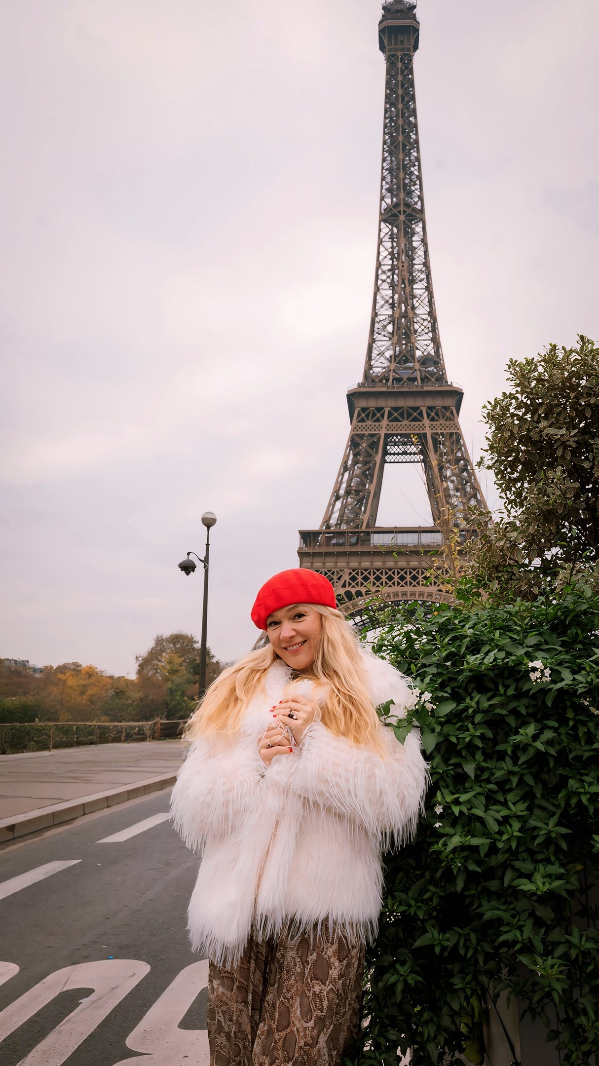 Street photoshoot in Paris. Alina Tagzieva- a photograper in Paris
