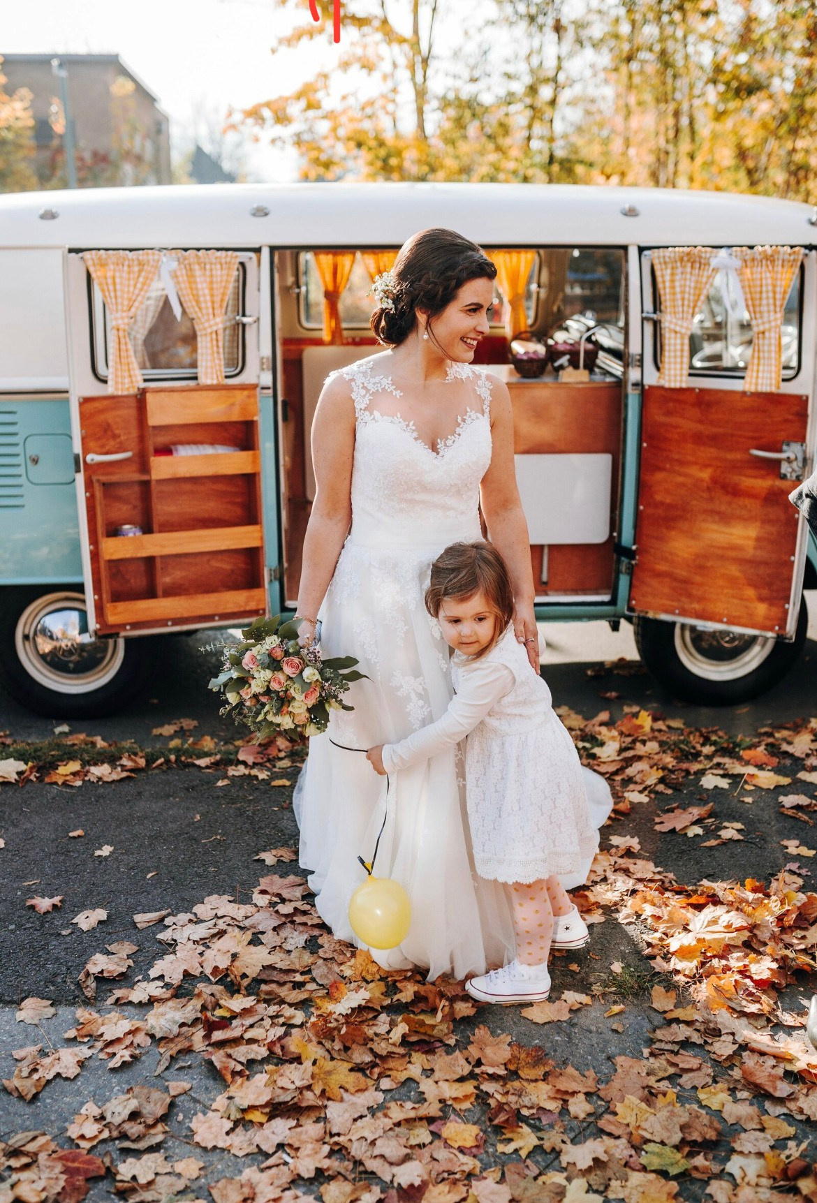 Rustikale Hochzeit mit dem Bulli Bus. Hochzeitsfotografie in Berlin Nataliia Schütze