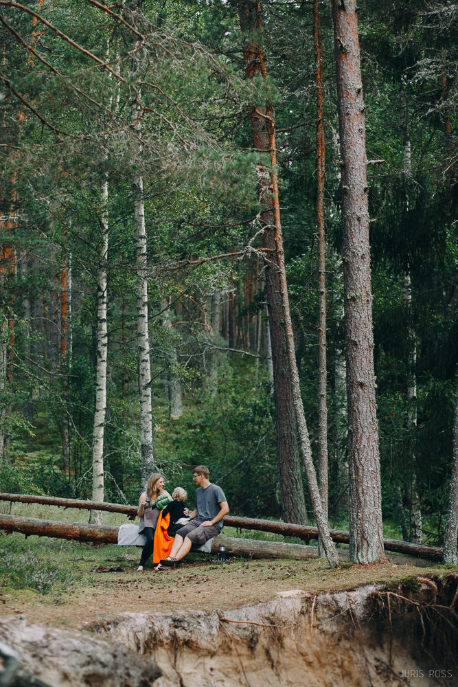 Ģimenes fotosesija pie jūras ar slapjām biksēm