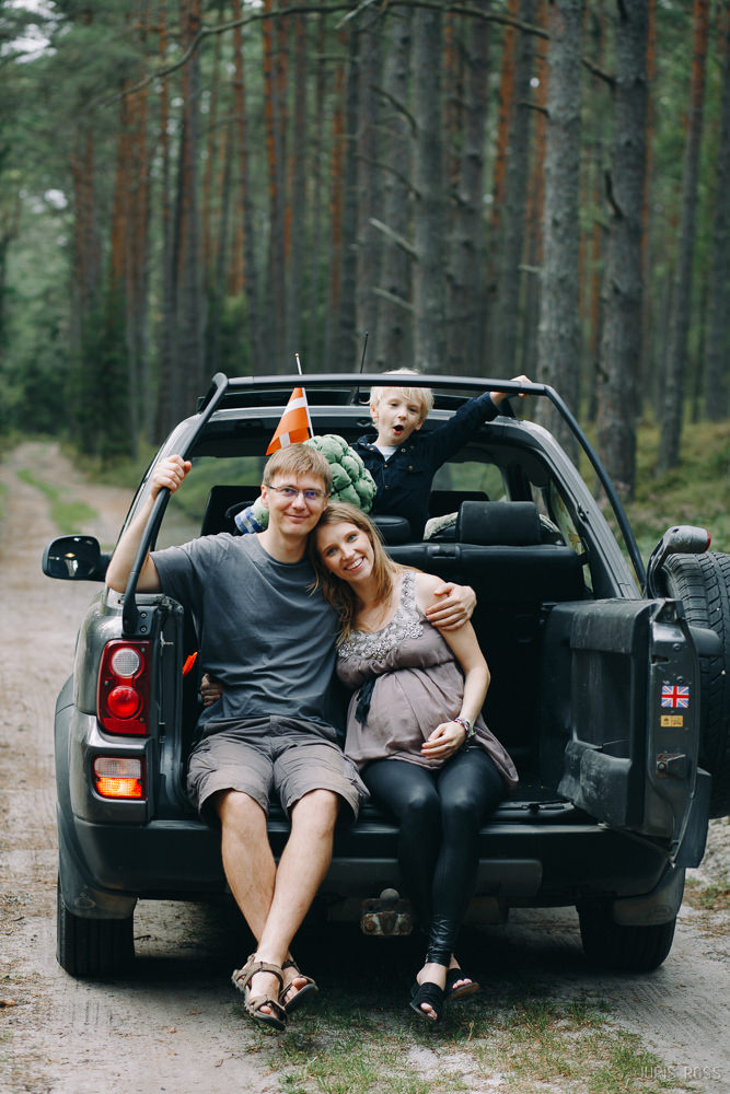 Ģimenes fotosesija pie jūras ar slapjām biksēm