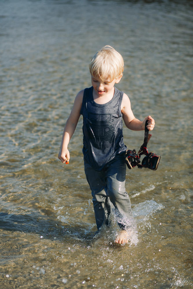 Ģimenes fotosesija pie jūras ar slapjām biksēm