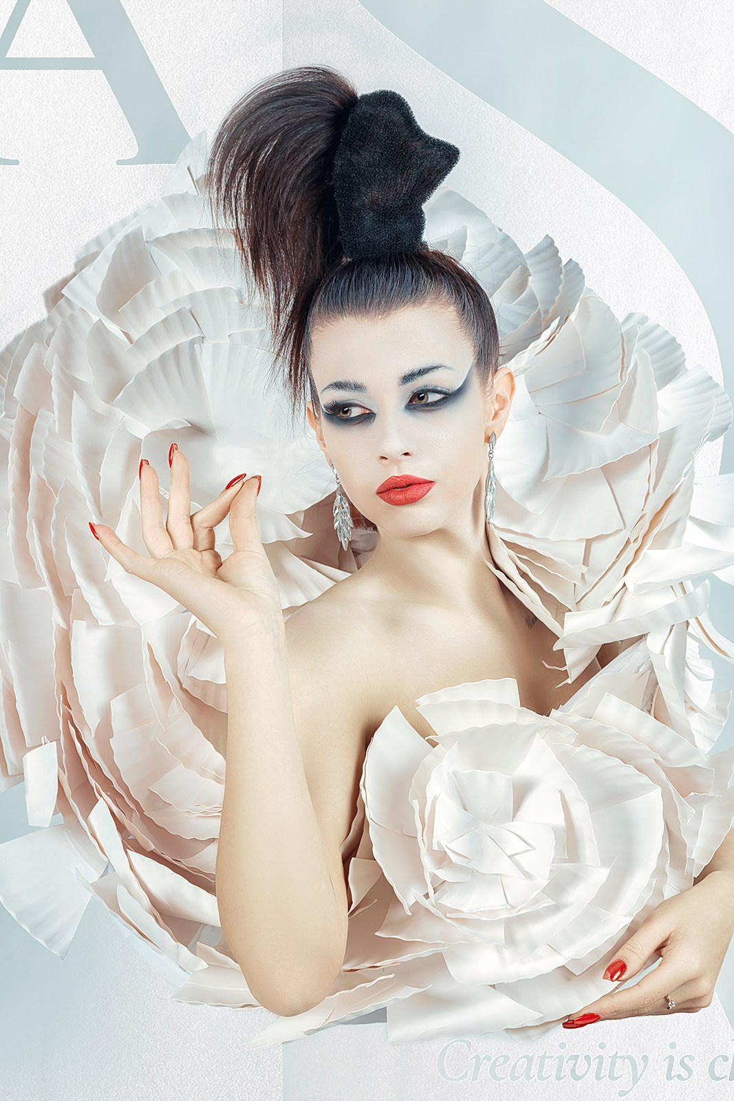 Гламурный художественный портрет женщины среди лепестков, студийная фотосессия