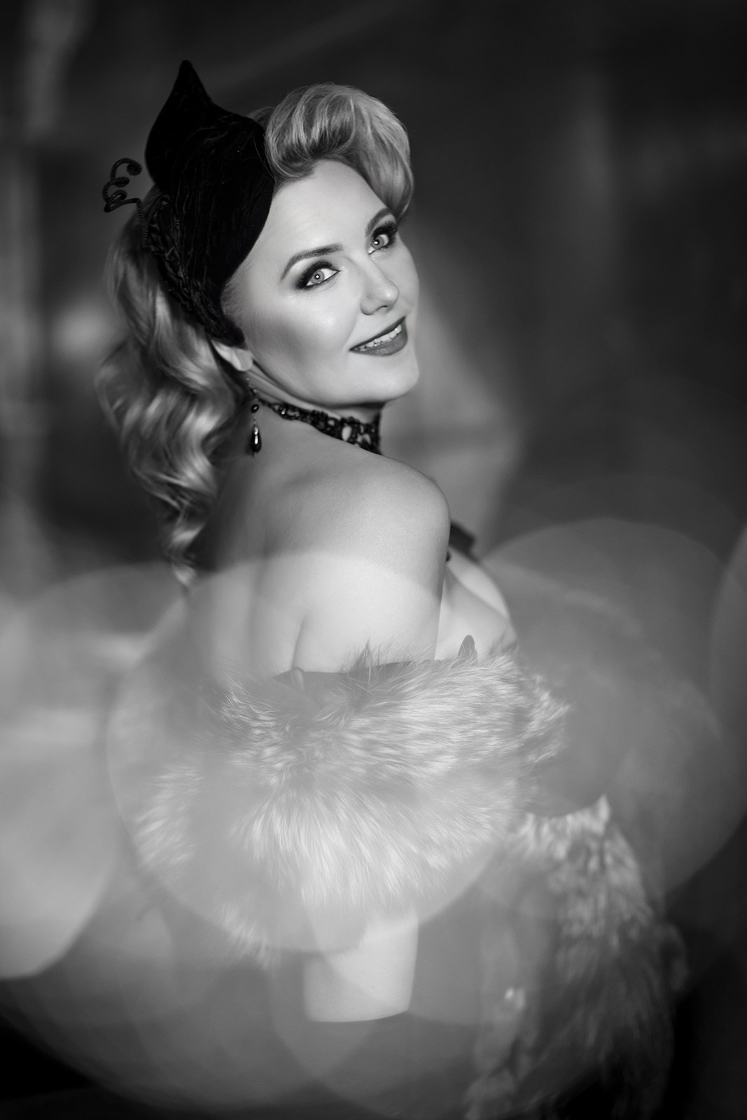 Образ в стиле 30-х годов с вуалью, романтичный портрет