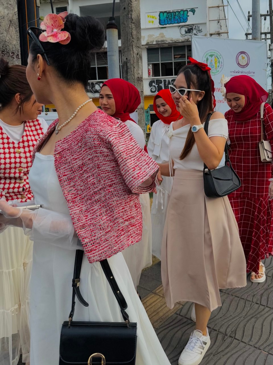 Уличная фотография. Красный_2. Портретный фотограф Алена Новгородцева