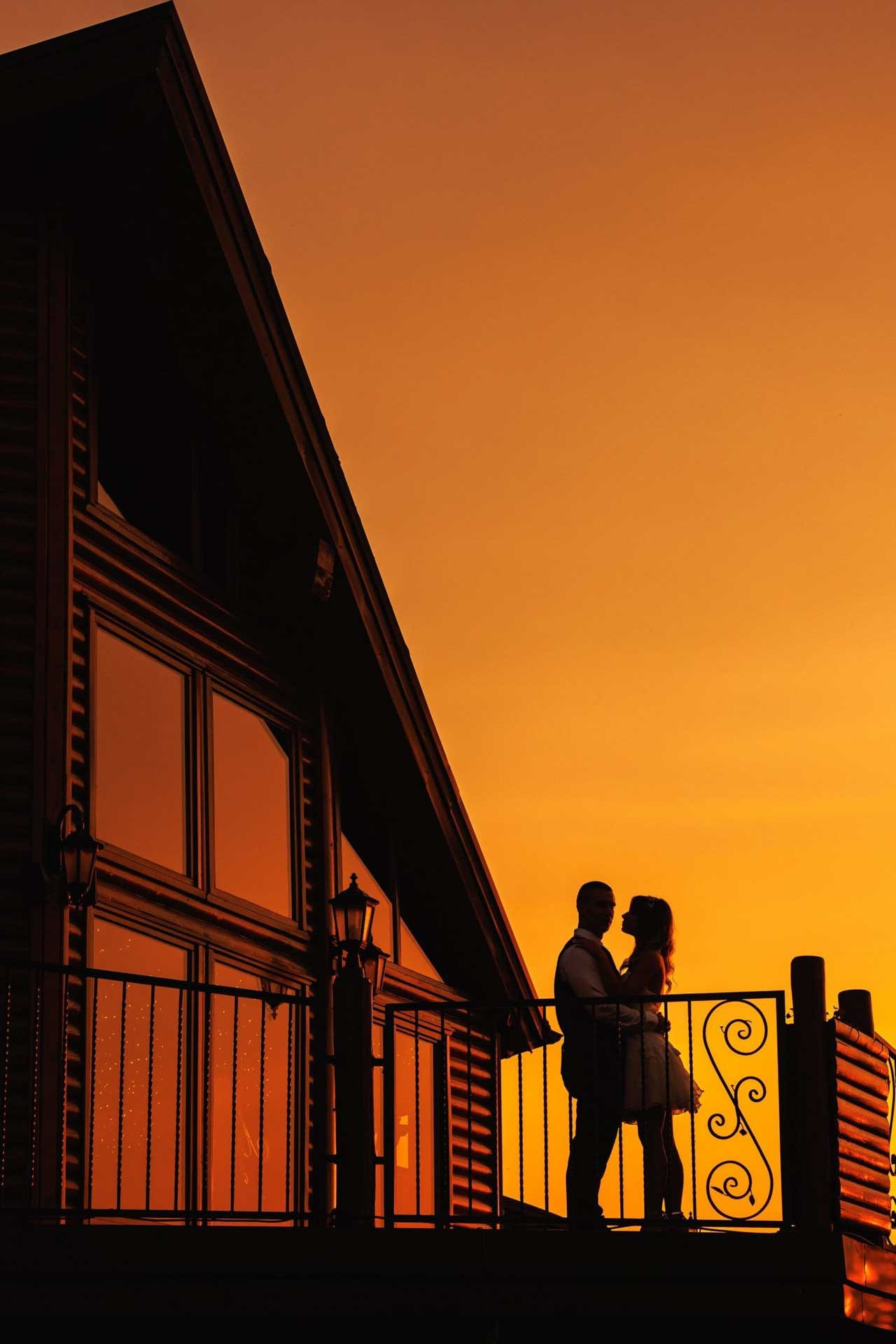 Silueta mladenaca na zalasku sunca - umetnička wedding fotografija