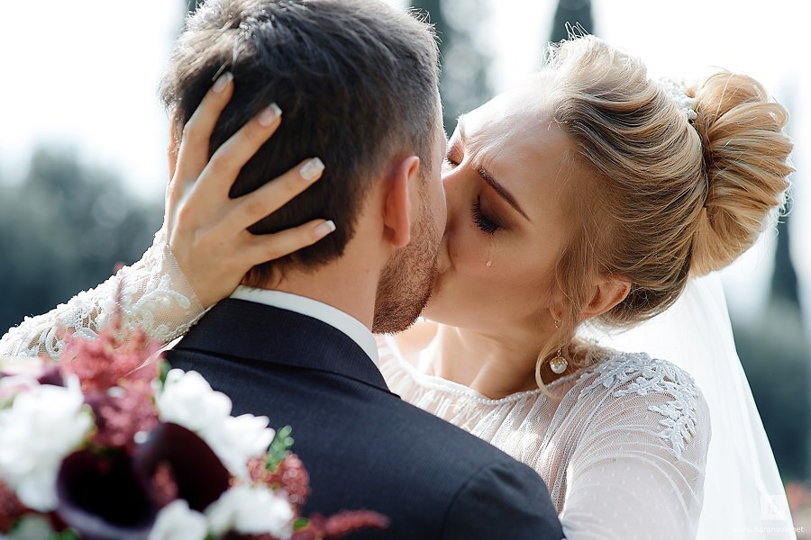 Bride and groom first kiss — emotional wedding photography in Dubai and destination