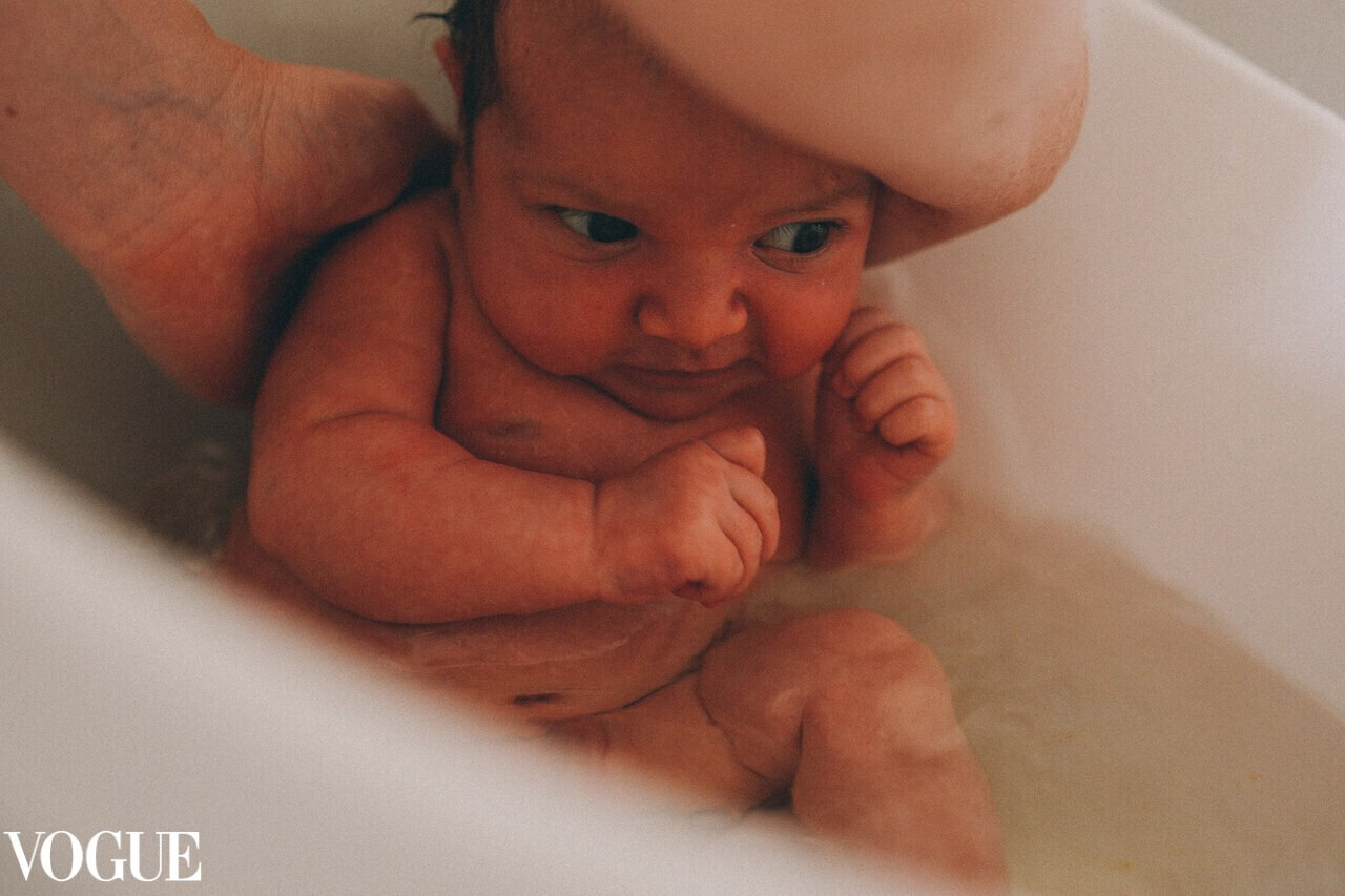 Bathing baby photography by Irina Zoteeva Solihull. Solihull Family Photographer. A maternity photographer near me. Newborn lifestyle home photography. Newborn photography near me.