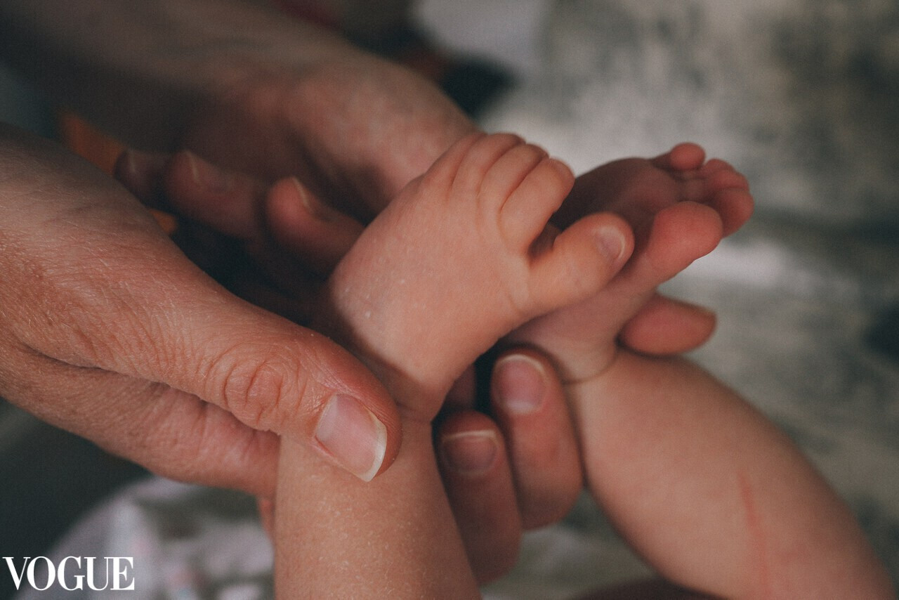 Mum is Holding Babies Feet Photography by Irina Zoteeva Solihull. Solihull Family Photographer. A maternity photographer near me. Newborn lifestyle home photography. Newborn photography near me.