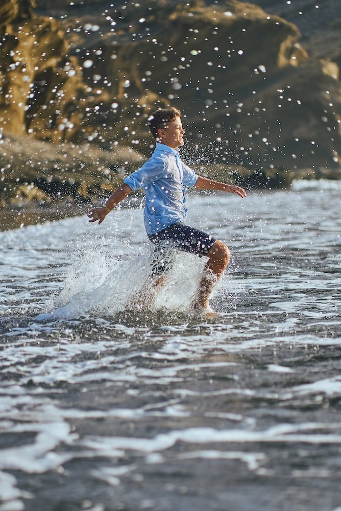 Sesión de fotos de comunión jugando en el mar Tenerife