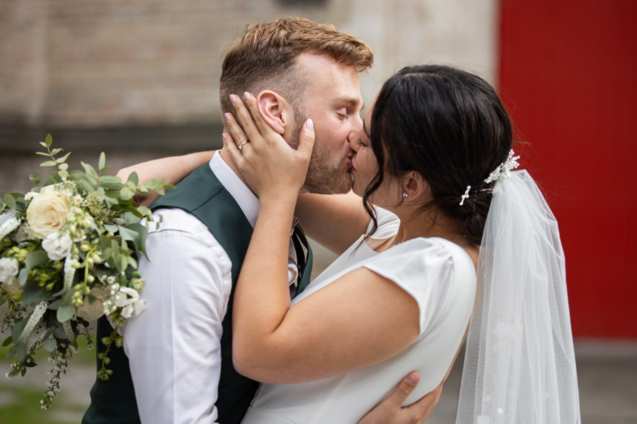 Svatební tým — svatební fotograf a kameraman. Dana Lišková — Empatická fotografka | Introspektivní umělkyně | Neurodivergentní koučka| Zakladatelka Artepy.cz