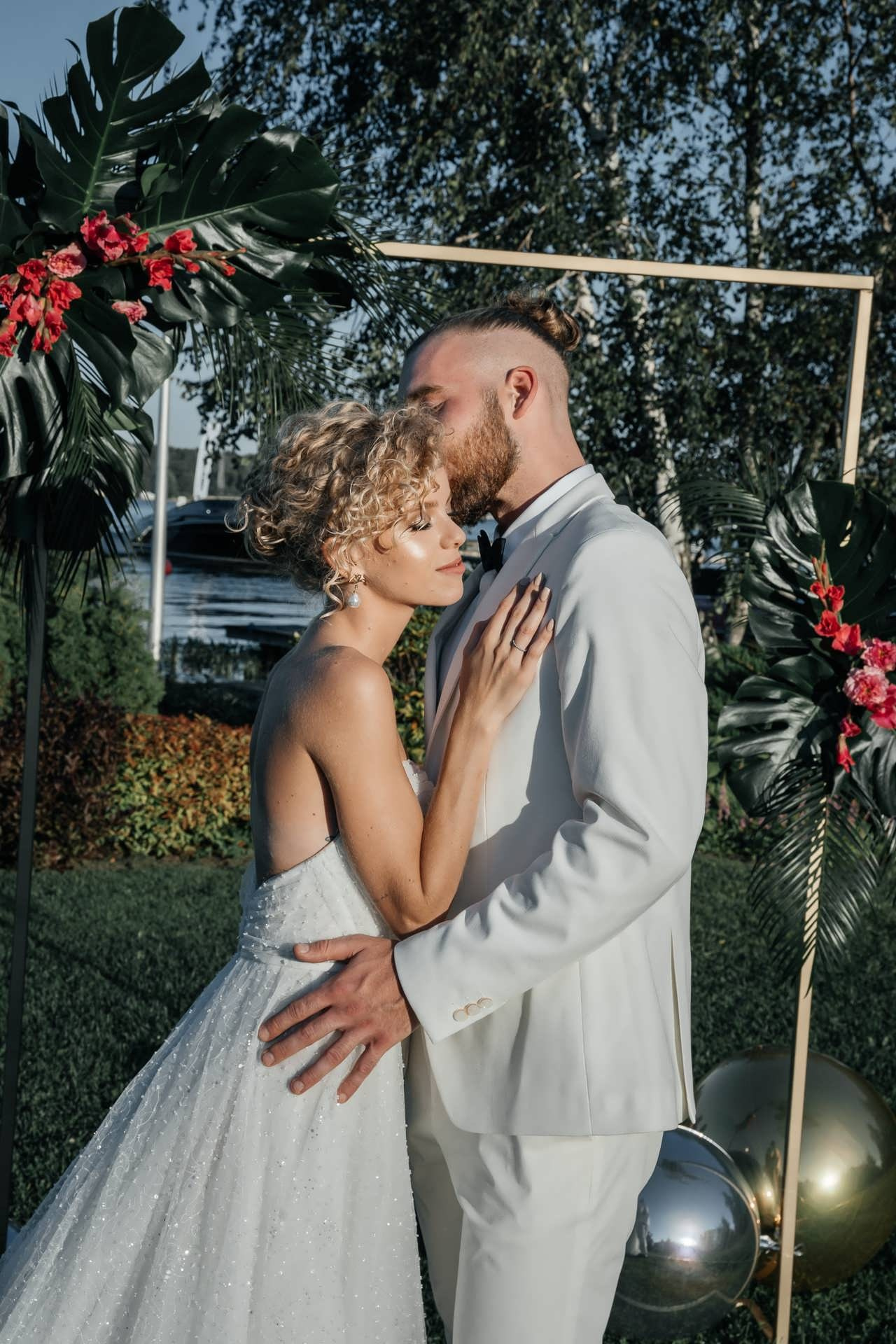 Waterloo wedding photography timeless candid photo Hannah and Nikita.