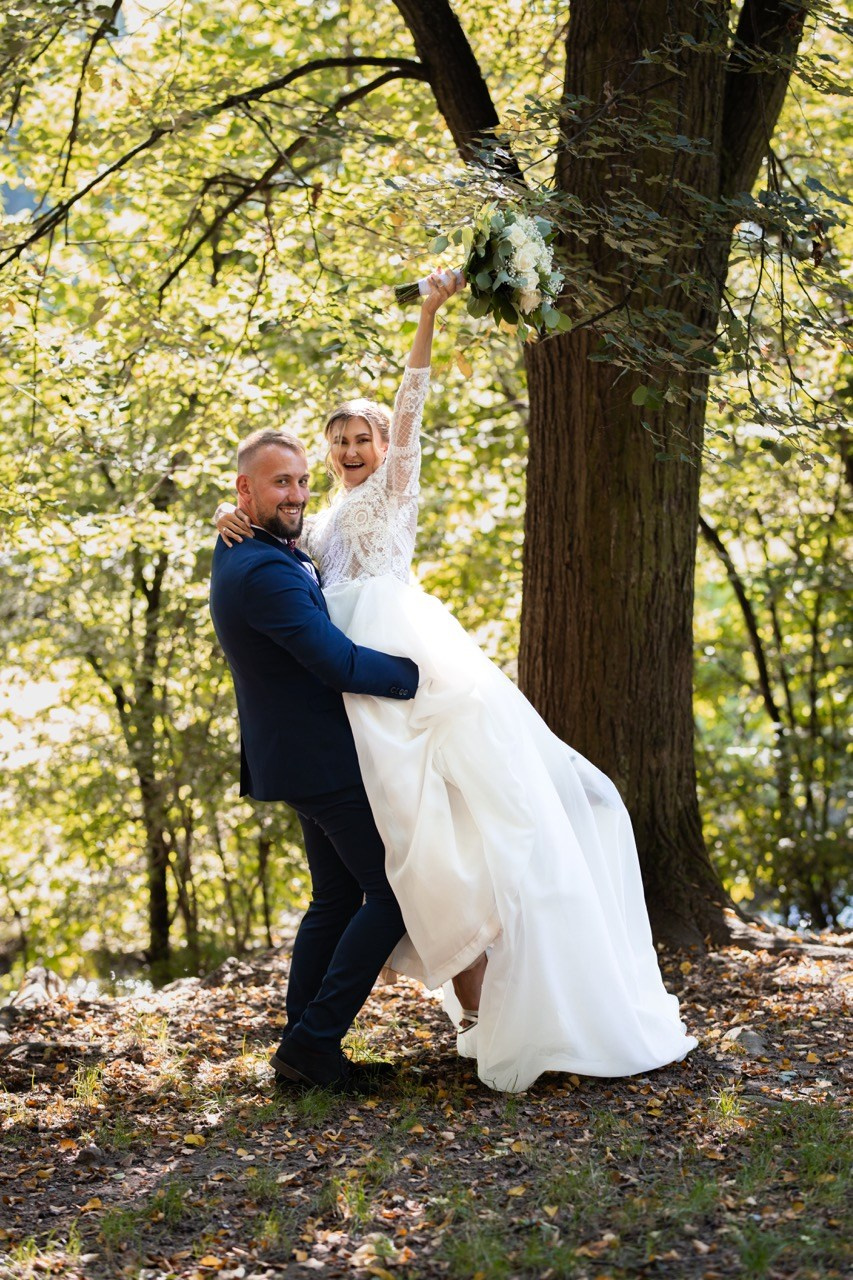 Svatební tým — svatební fotograf a kameraman. Dana Lišková — Empatická fotografka | Introspektivní umělkyně | Neurodivergentní koučka| Zakladatelka Artepy.cz