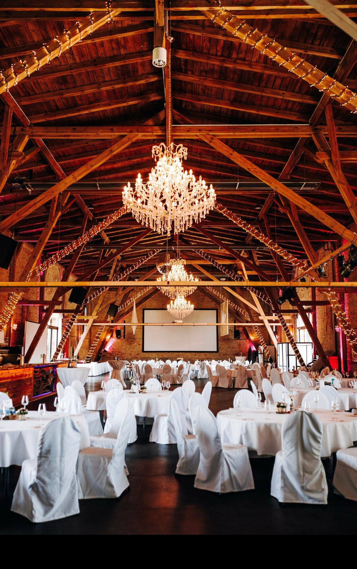 Rustikale Hochzeit mit dem Bulli Bus. Hochzeitsfotografie in Berlin Nataliia Schütze