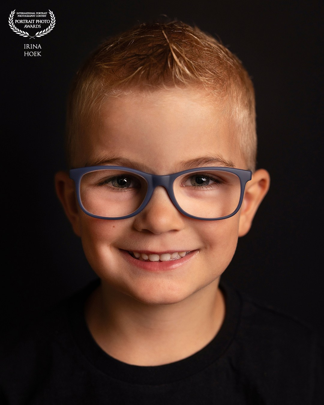 kinderportret zwarte achtergrond. Fotograaf Irina Hoek