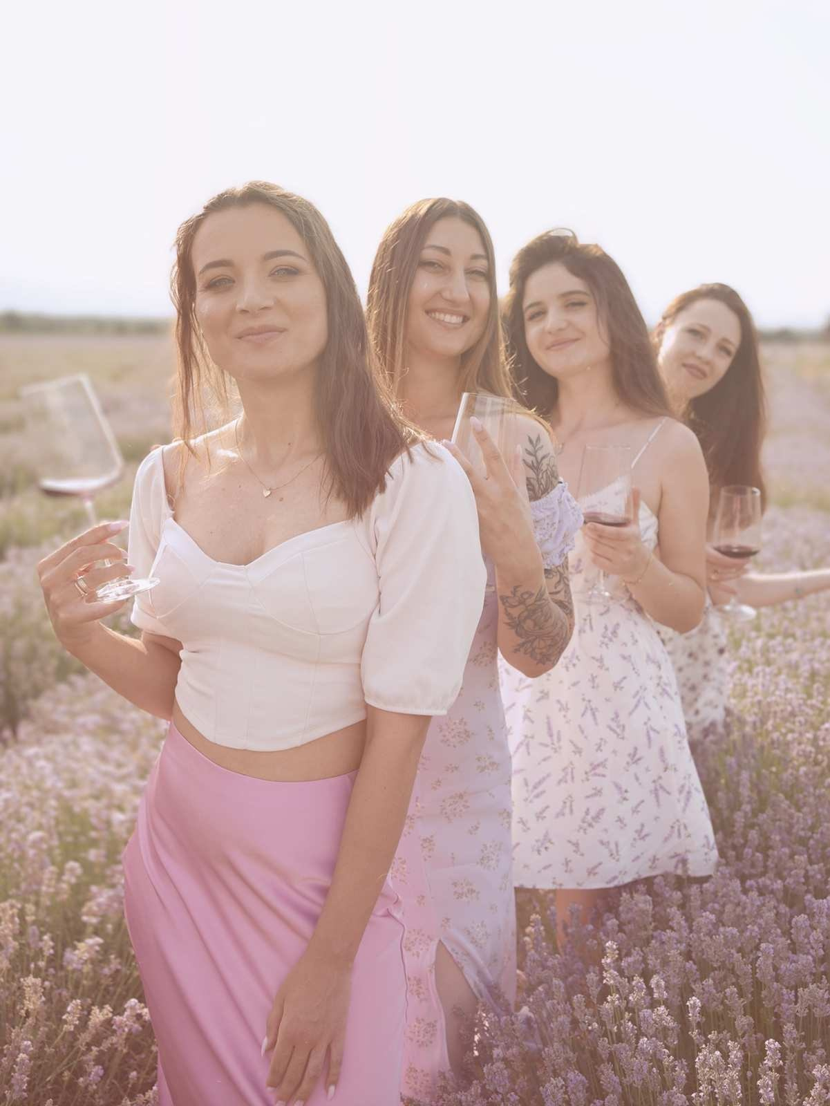 девичник в лавандовом поле фотосессия с вином подруги