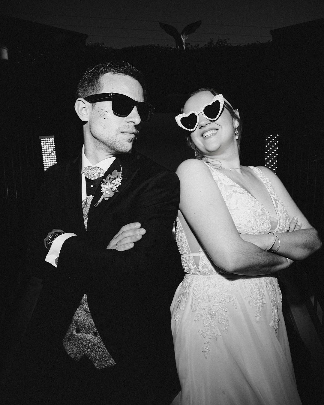 Retrato en blanco y negro de pareja con luz suave en interior