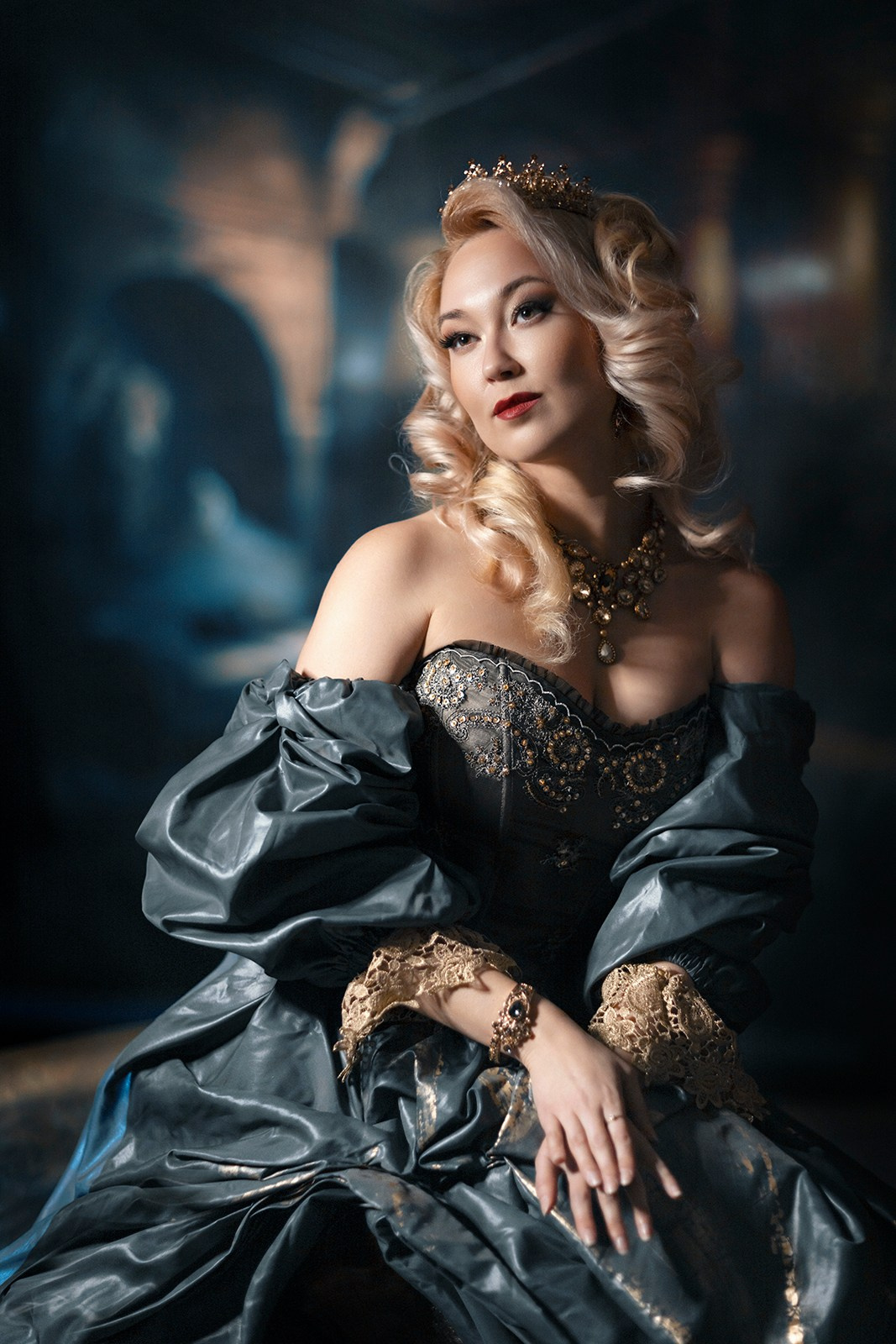 Гламурная студийная съёмка женщины в средневековом стиле