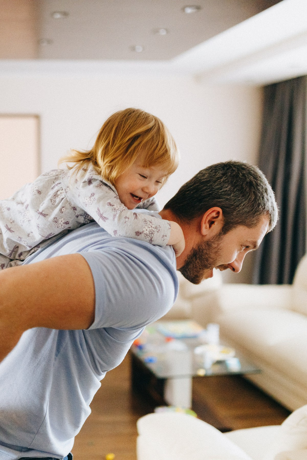 Ģimenes fotosesijas mājās ar īpašu enerģiju