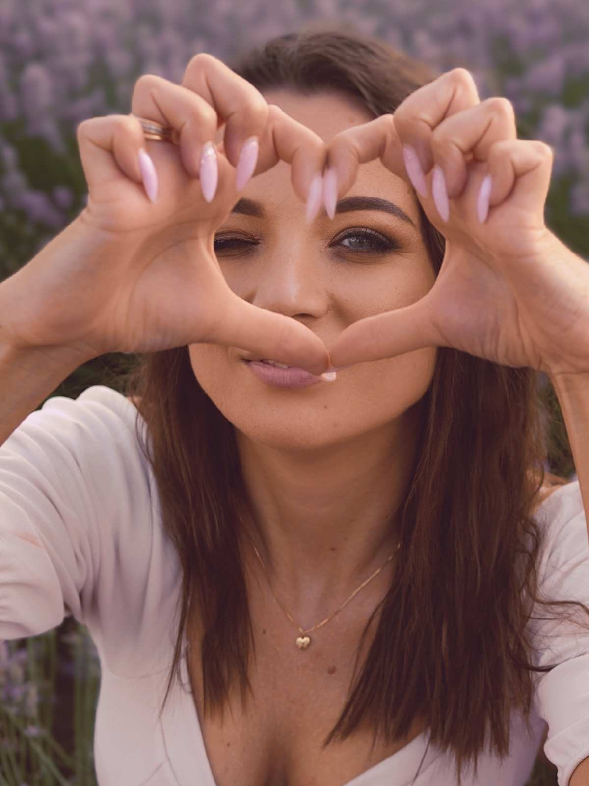 портрет девушки жест сердце руками лавандовое поле