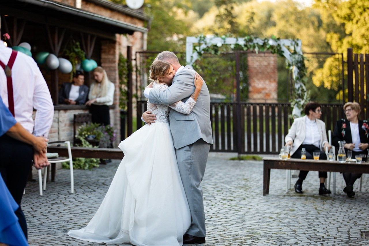 Svatební tým — svatební fotograf a kameraman. Dana Lišková — Empatická fotografka | Introspektivní umělkyně | Neurodivergentní koučka| Zakladatelka Artepy.cz