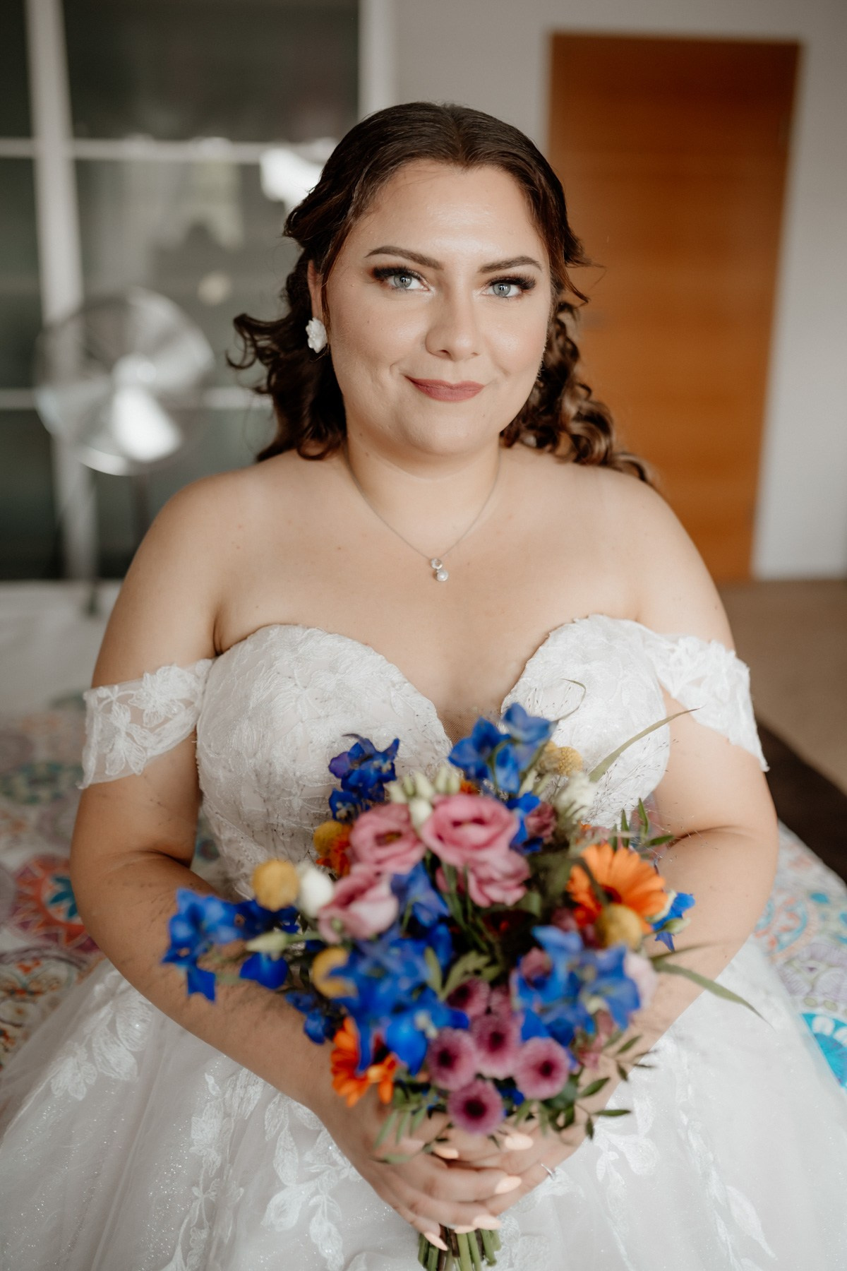 Braut allein mit Brautstrauß, Hochzeit im Brückenbaron bei Würzburg