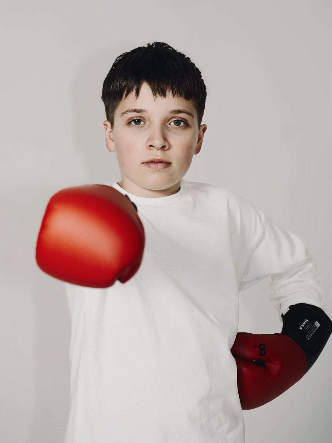 Детский портрет мальчика с боксерской перчаткой