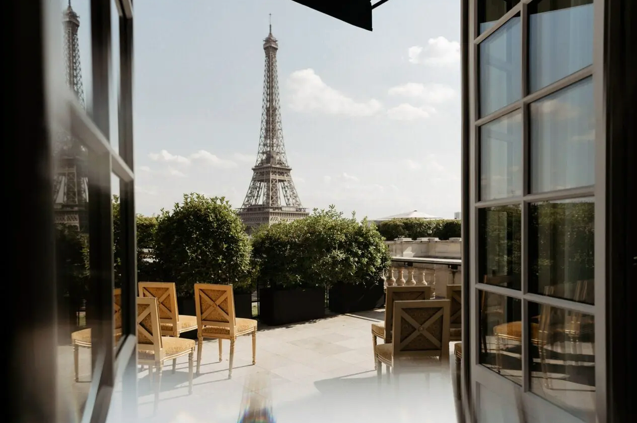 A Luxurious Wedding Photoshoot at Shangri-La Paris. Photographe à Paris