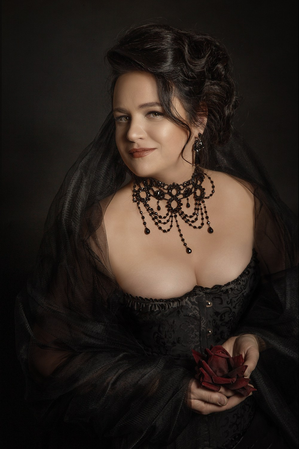 Арт-портрет женщины в этническом образе с крупными украшениями