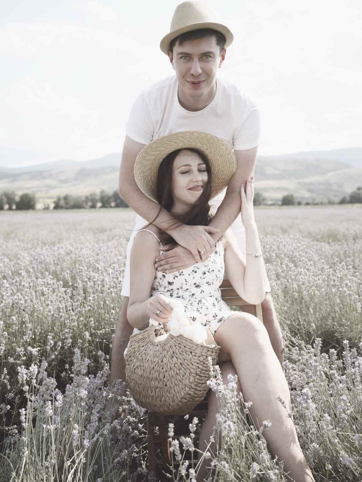 романтическая фотосессия пары в лаванде на стуле