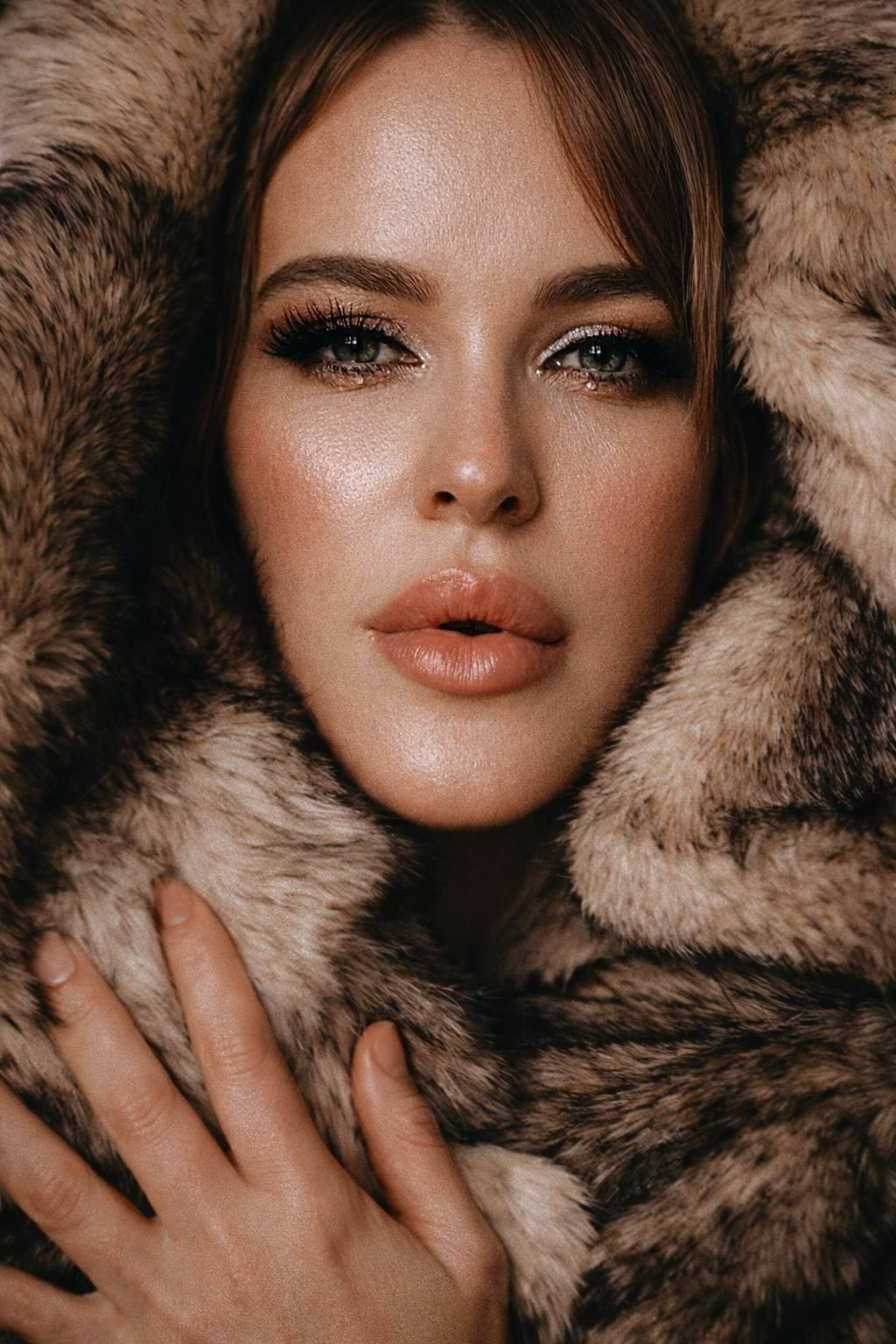 Портрет девушки в меховой шубе