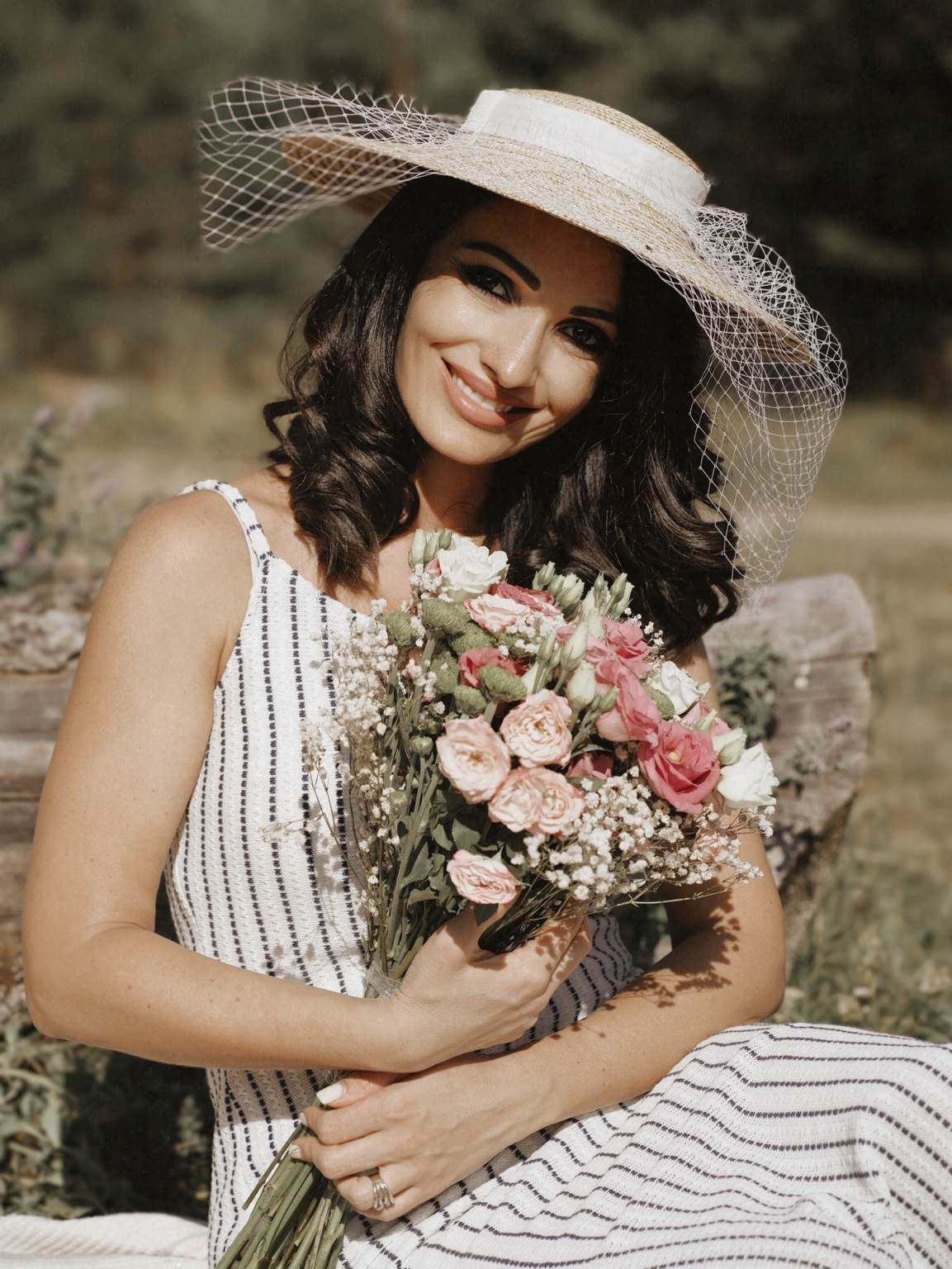 Портрет женщины с цветами на пикнике