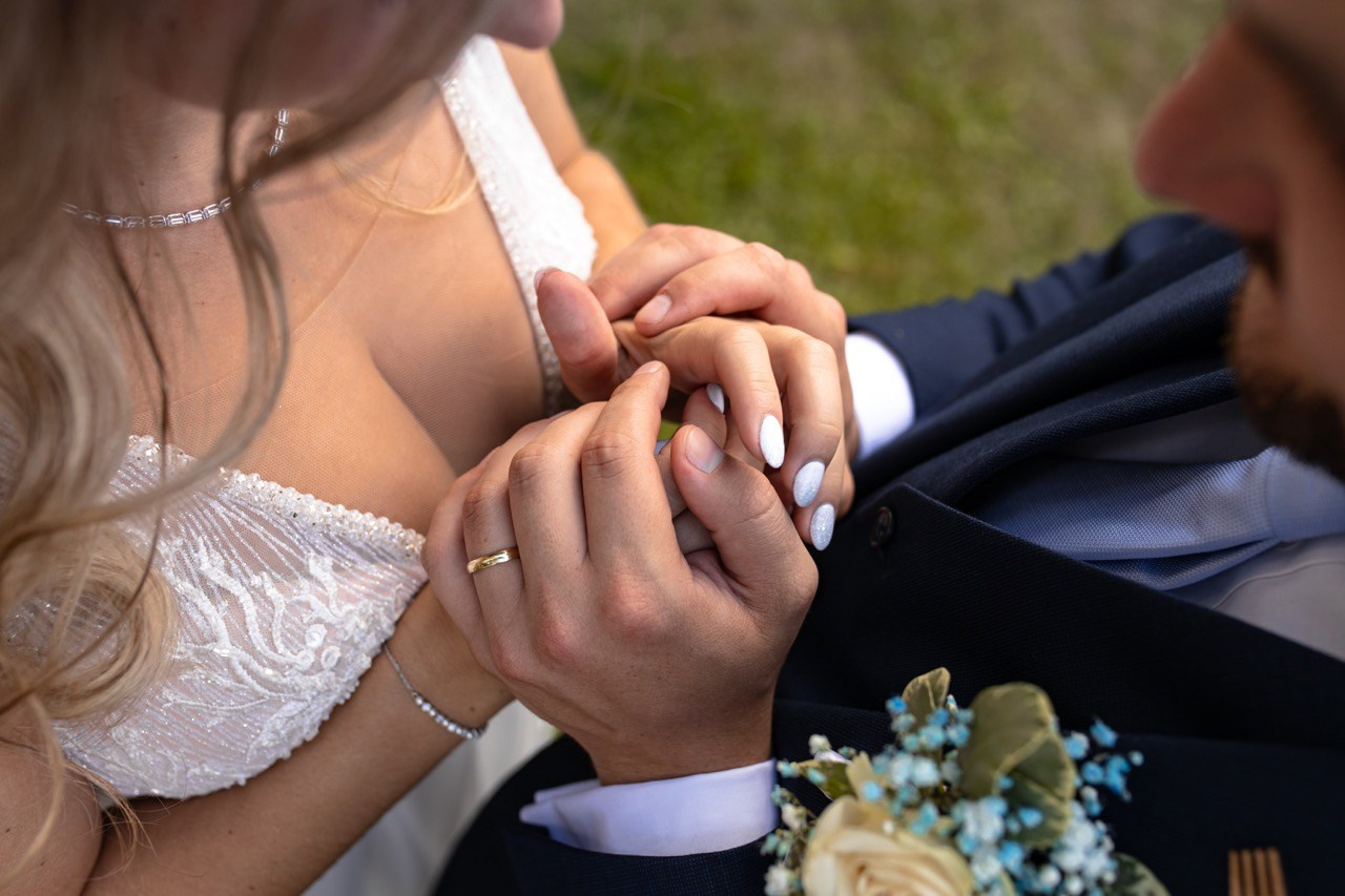 Svatební tým — svatební fotograf a kameraman. Dana Lišková — Empatická fotografka | Introspektivní umělkyně | Neurodivergentní koučka| Zakladatelka Artepy.cz