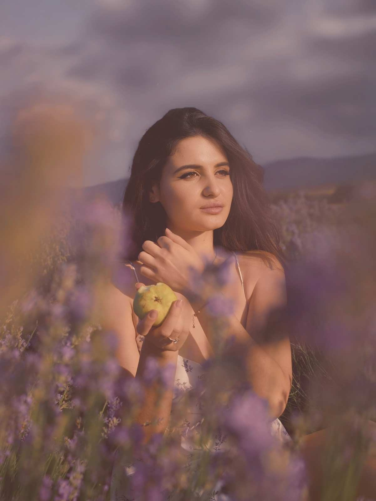 художественный портрет в лаванде с мягким размытием