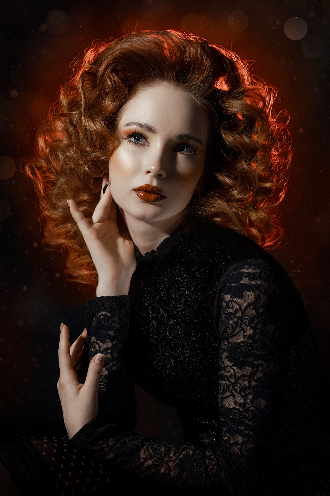 Арт-фотосессия женщины с ярким макияжем и винтажным фатином