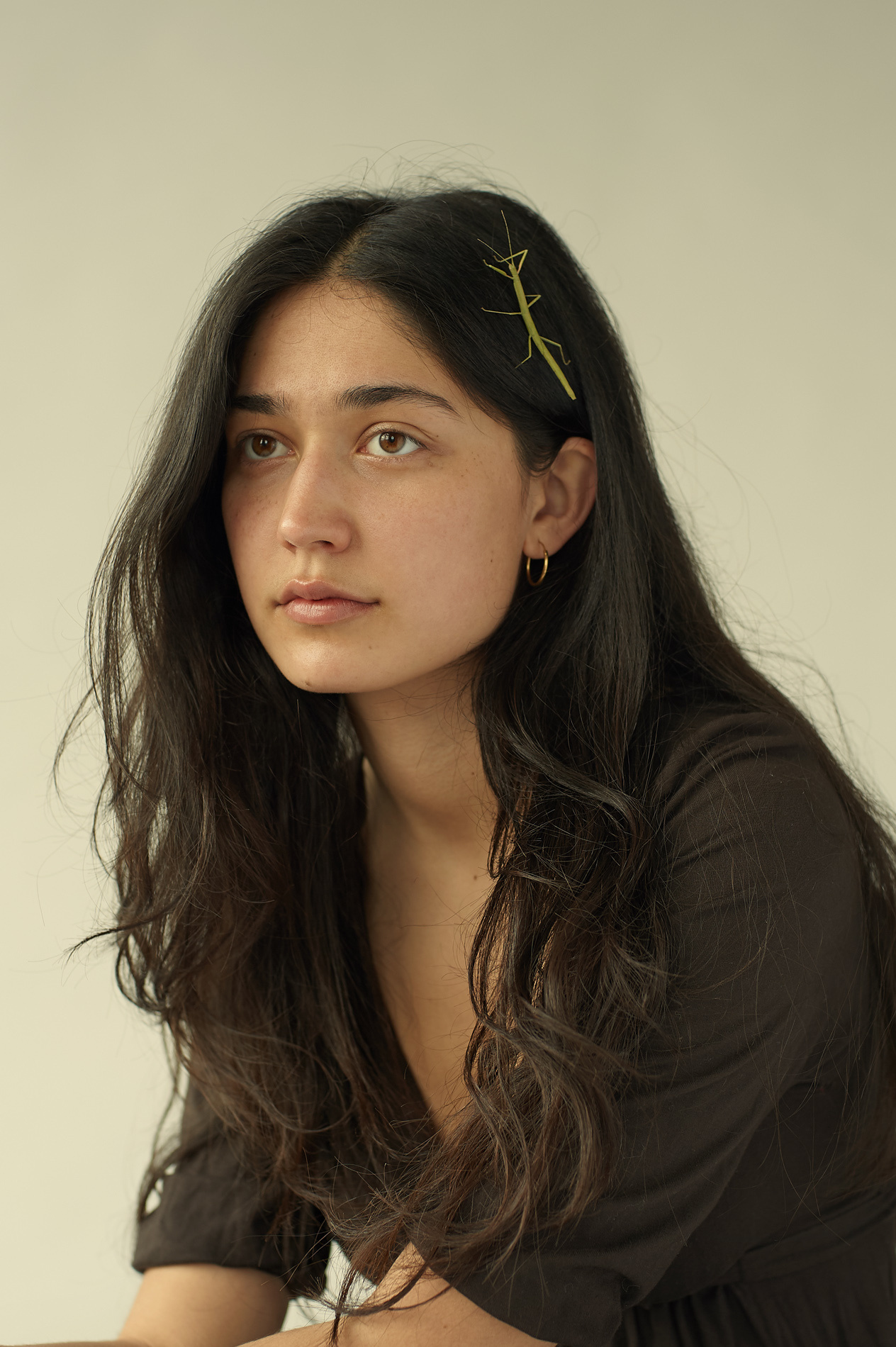 Portretfoto een jong meisje in mijn studio in Amsterdam
