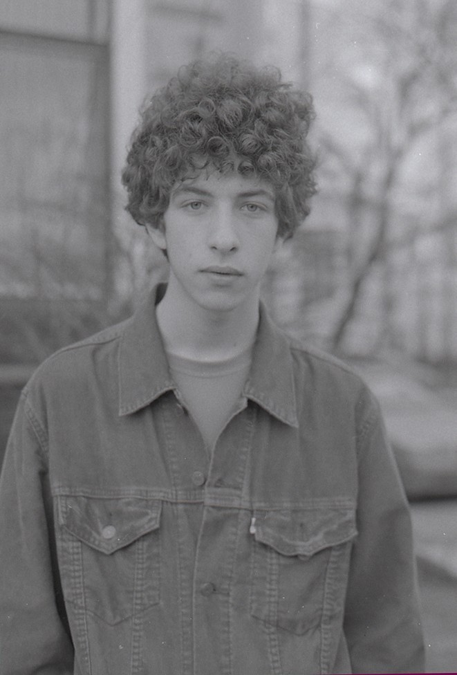 portretfoto van yoing krullen man