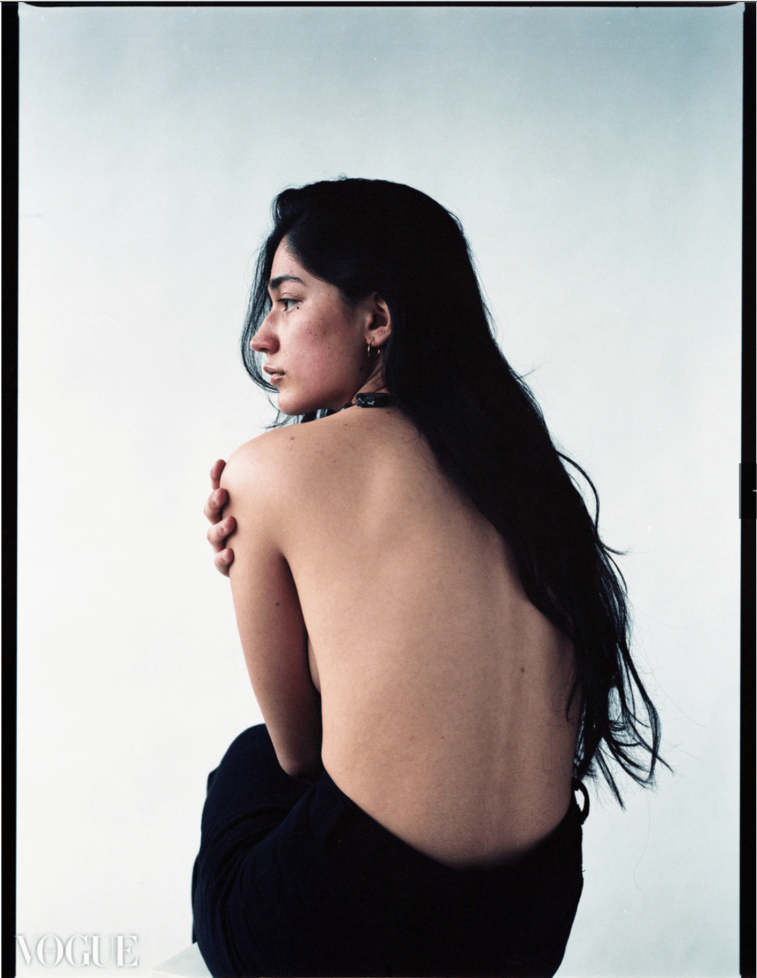 Portretfoto Zangeres Jasmine poseert met wandelende tak voor een intieme fotoshoot in mijn thuisstudio in Amsterdam 2019.