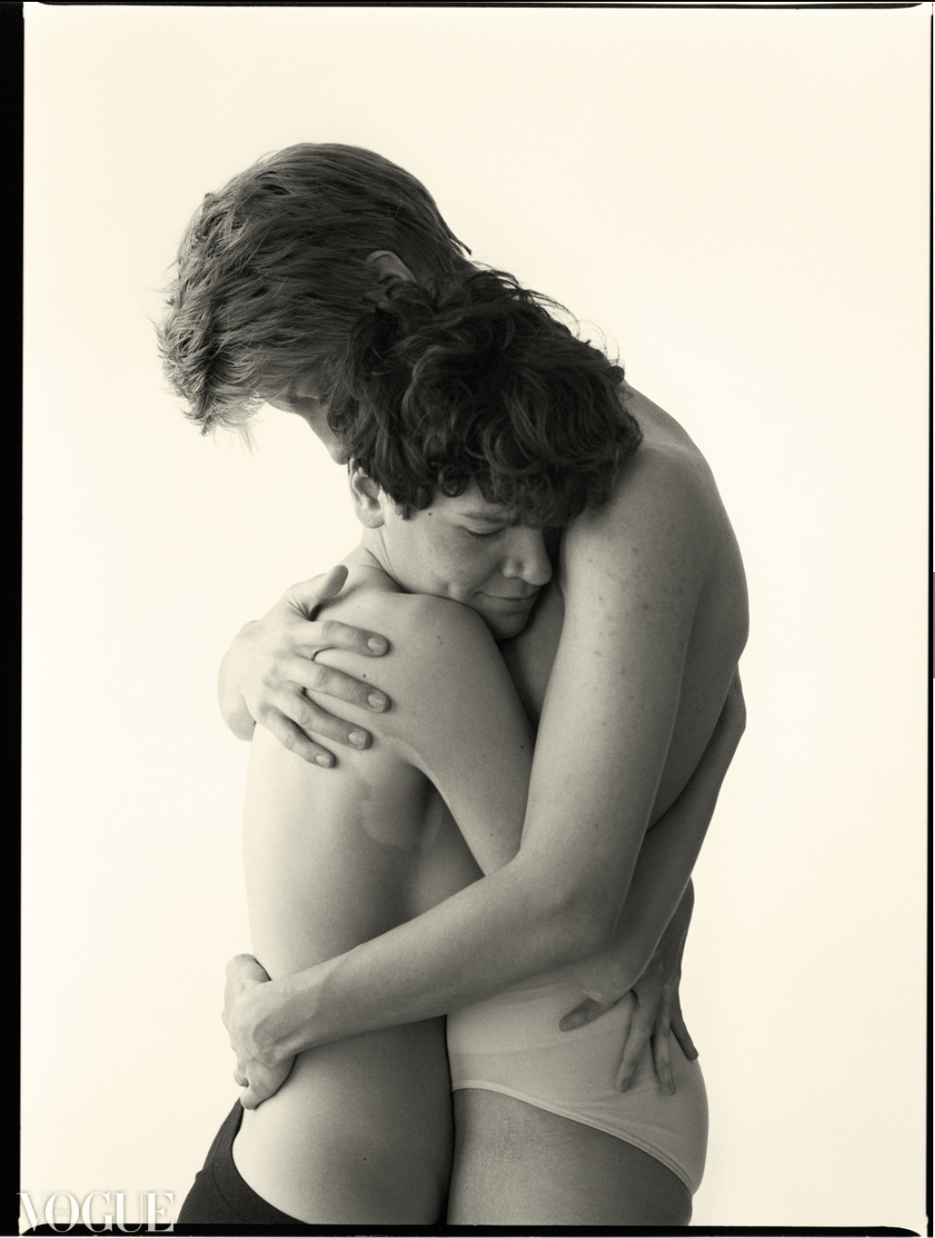 Fotoportret van twee verliefde jonge vrouwen voor het afscheid, vastgelegd in mijn studio, deze foto het best op Photo Vogue.