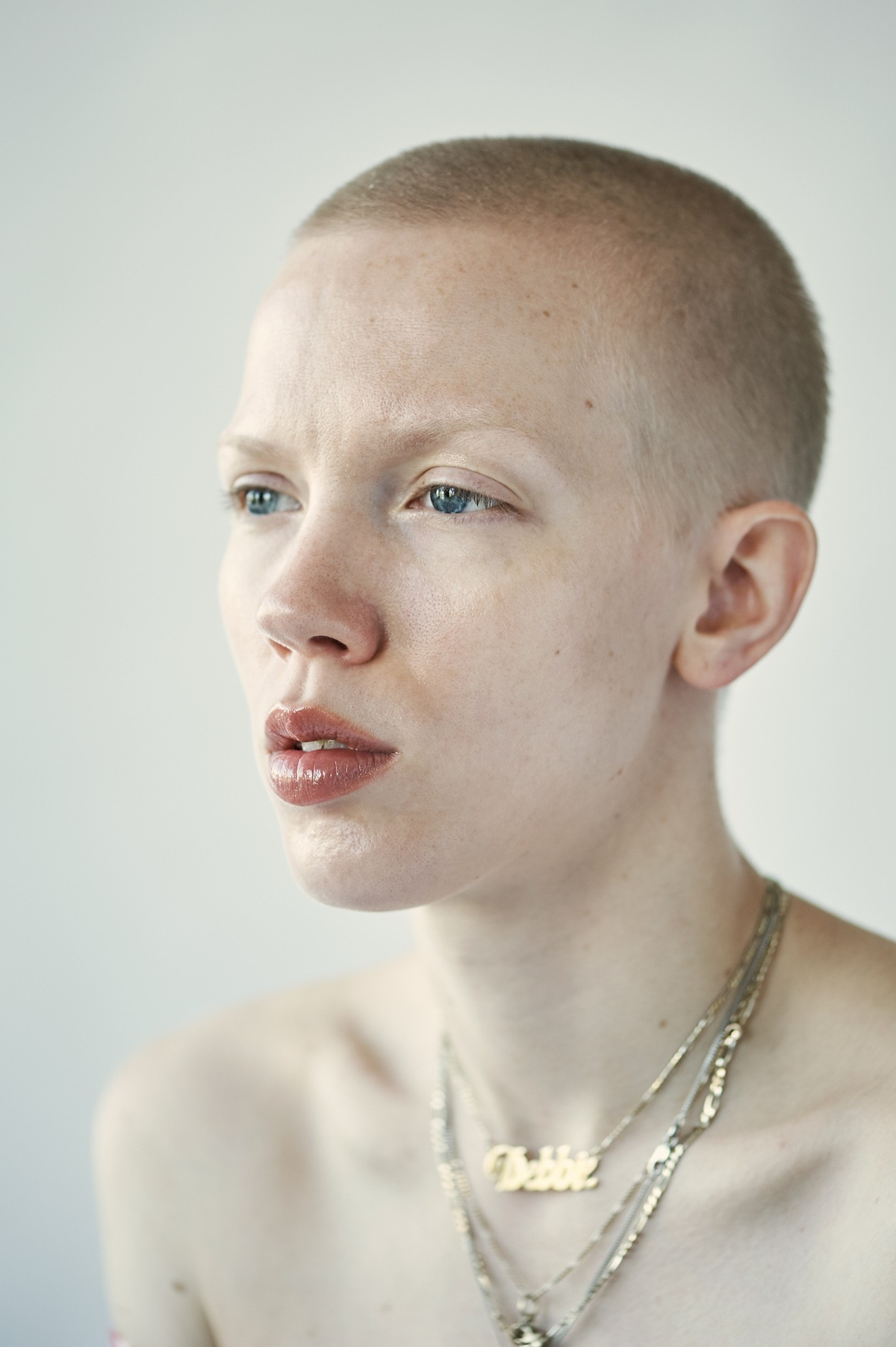 Portret foto van een jonge vrouwe kunstenaar performer het werk in Amsterdam door portretfotografe Victoria Ushkanova