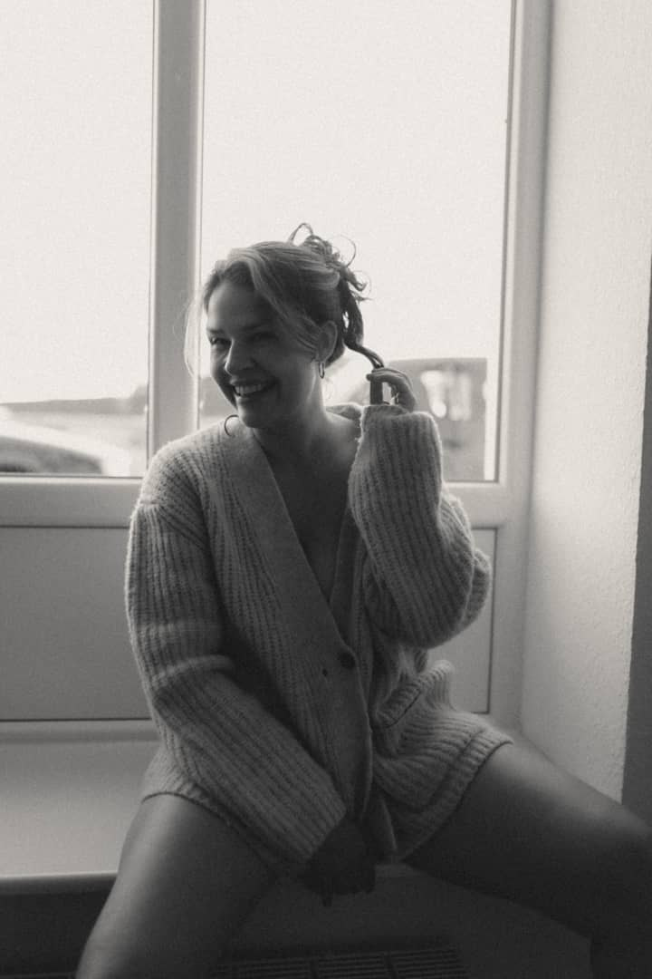 Zeitlose Eleganz in monochrom: Emotionen und feminine Stärke im Fokus. Ein klassisches Porträt im urbanen Flair Hamburgs oder vor Lübecks Backsteinkulisse.