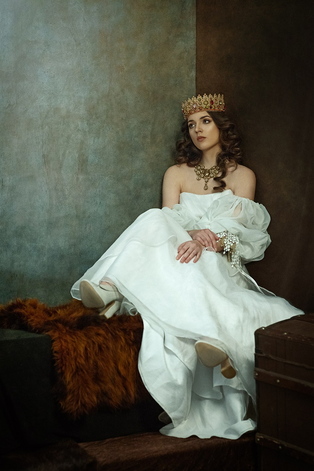 Классический женский портрет с мягким светом и нейтральным фоном