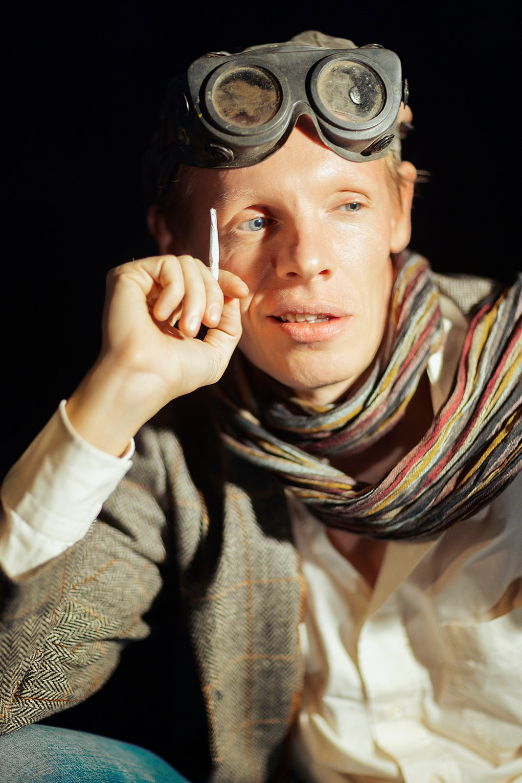 Арт-фотосессия мужчины в образе путешественника с очками и шарфом