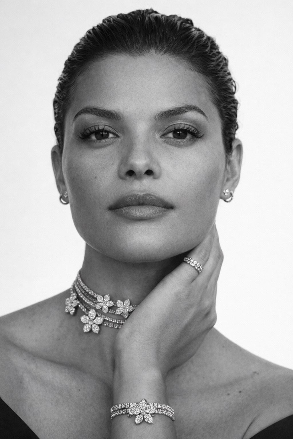 Чёрно-белый портрет в студии для личного бренда