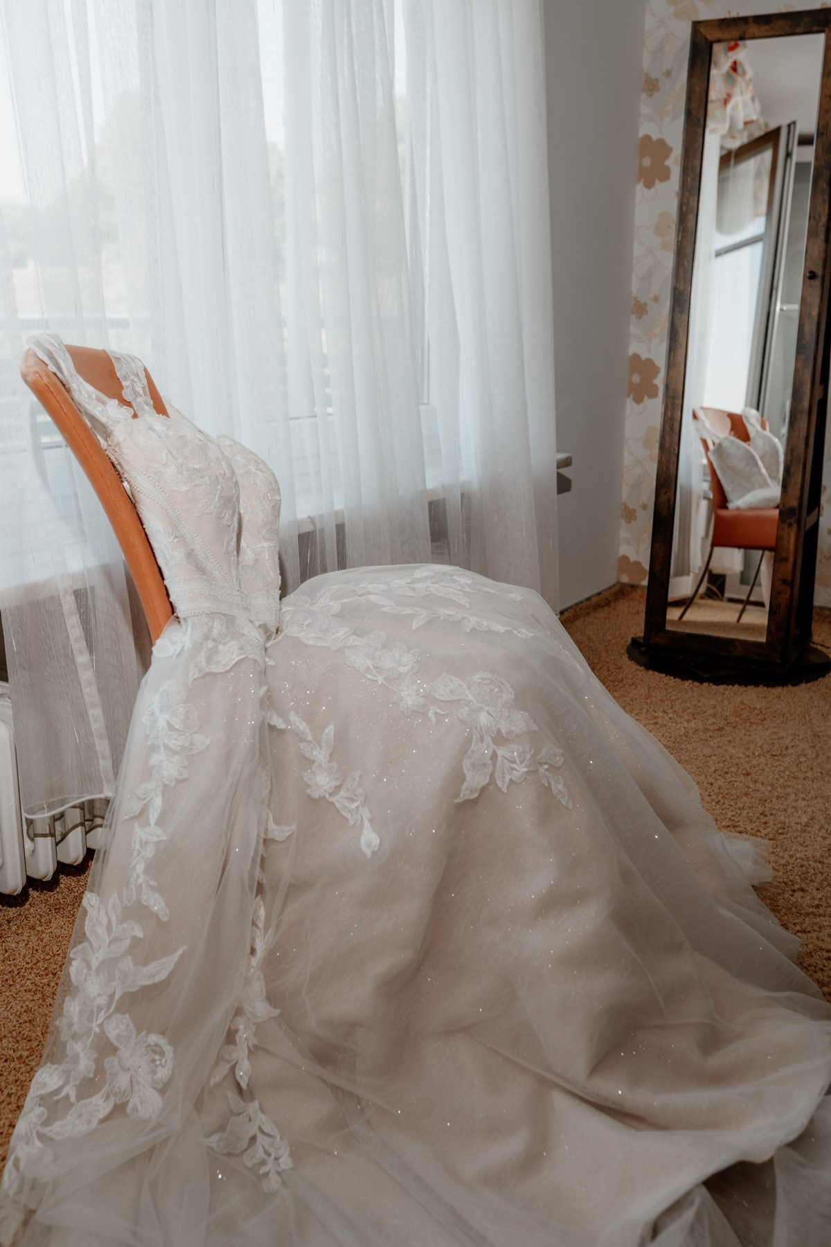 Brautkleid beim Getting Ready, Hochzeit im Brückenbaron Bolzhausen