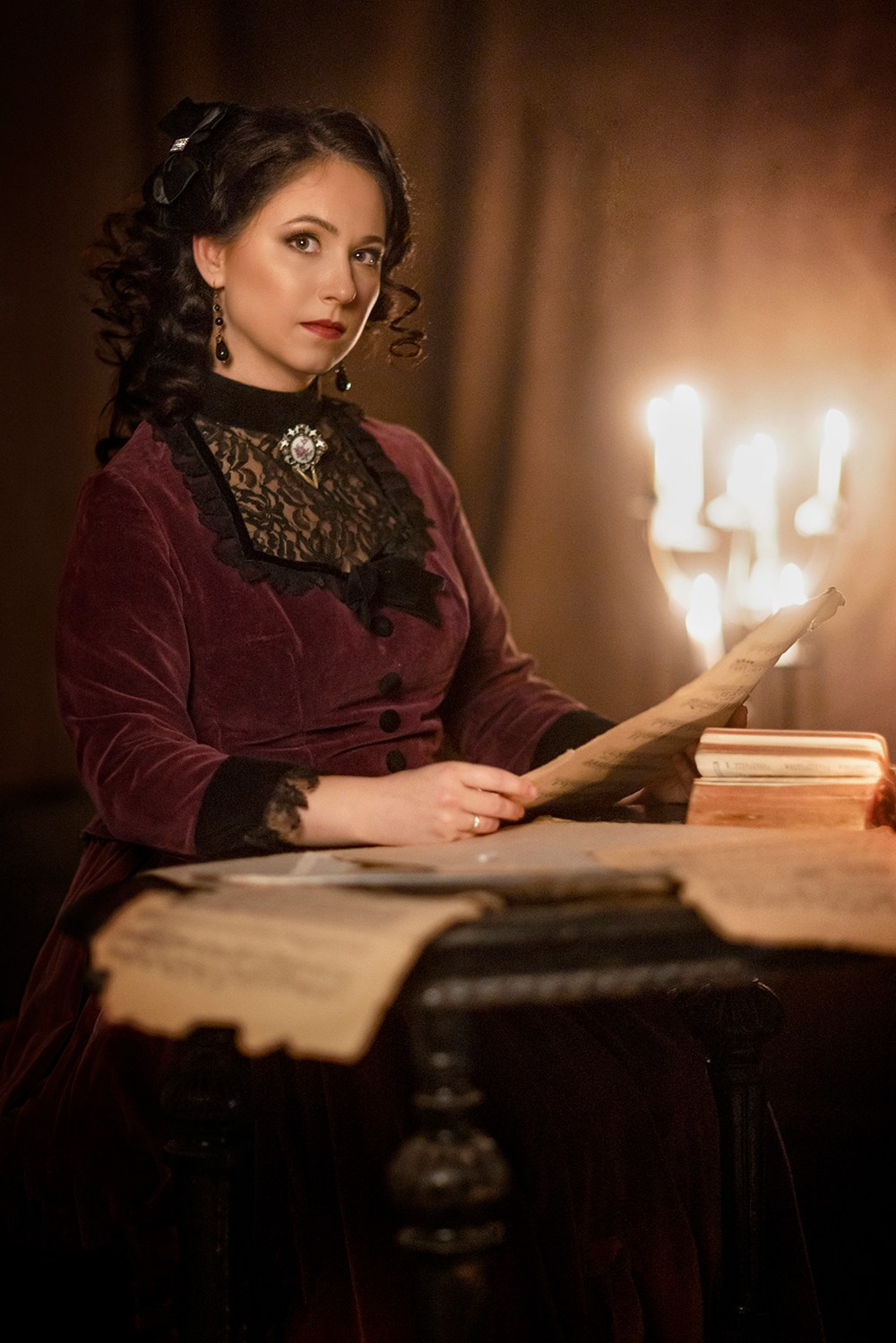 Образ средневековой дамы за чтением, уютная атмосфера