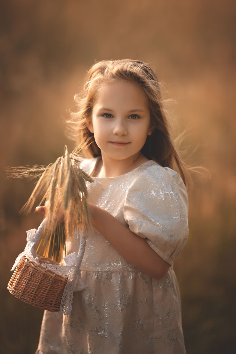 Meisje met korenaren zomer fotoshoot