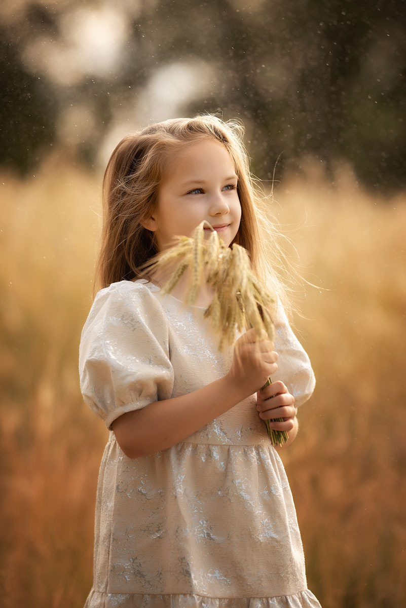 Meisje met korenaren zomer fotoshoot