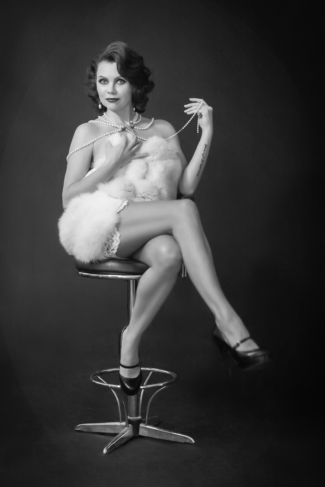 Бурлеск-фотосессия женщины в винтажном белье, студийная съёмка